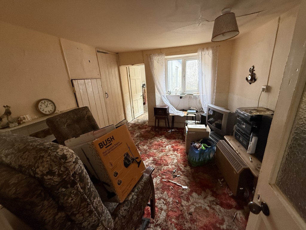 Lot: 152 - TERRACED PROPERTY FOR COMPLETE REFURBISHMENT IN VILLAGE LOCATION - Dining room